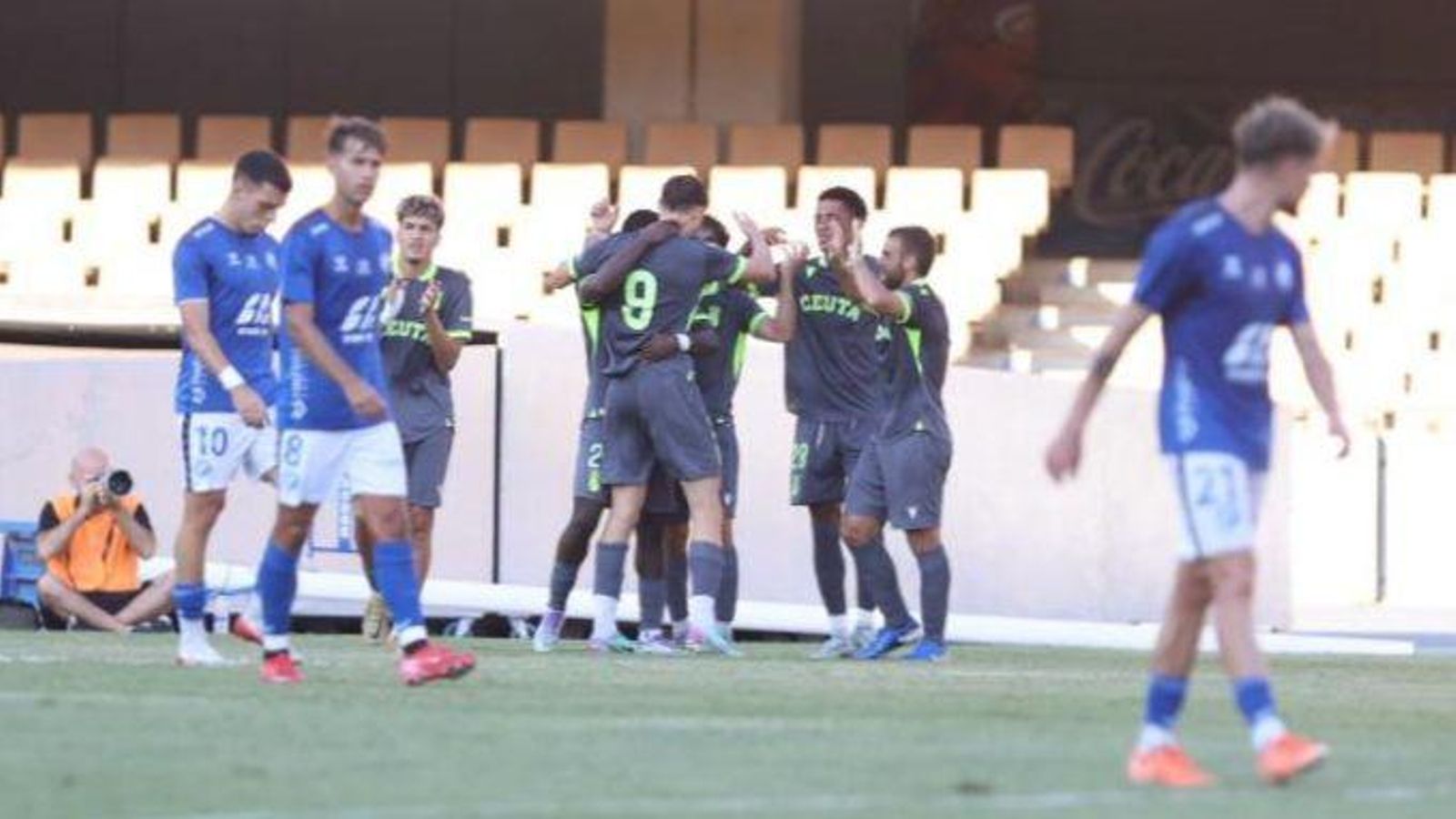 Los jugadores del Ceuta B celebran al fondo de sus goles.