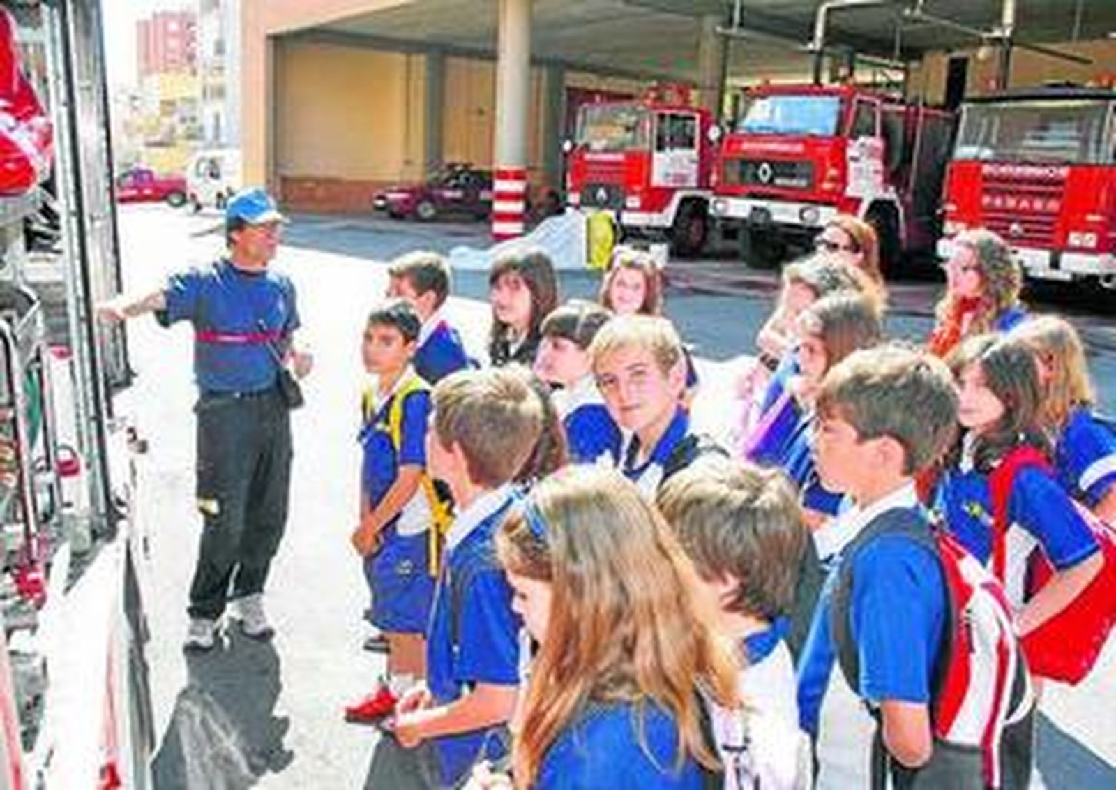 Un baño de espuma para empapar a los niños sobre los riesgos del fuego