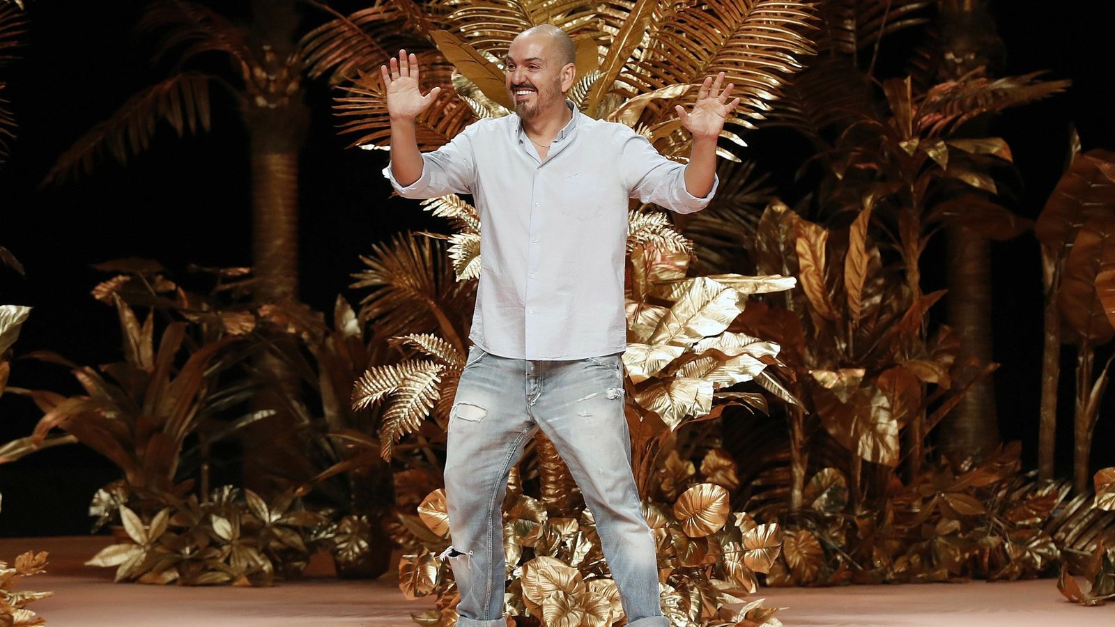El diseñador Juan Duyos sale a saludar al final de su desfile.