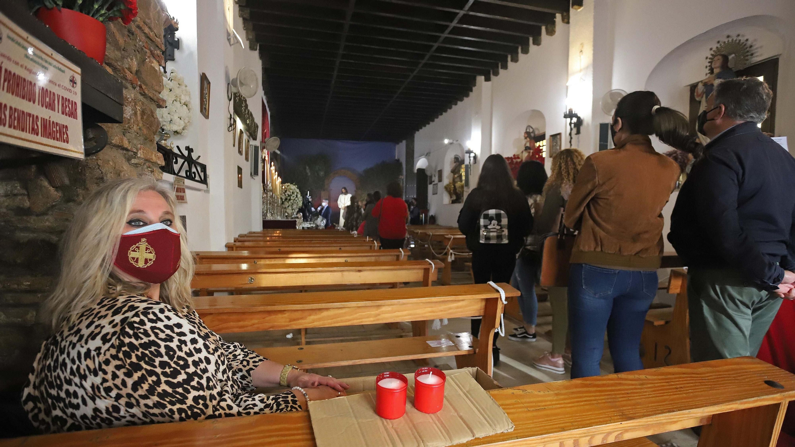 Una hilera de personas hace fila para ver al Medinaceli en Algeciras, el pasado Martes Santo.