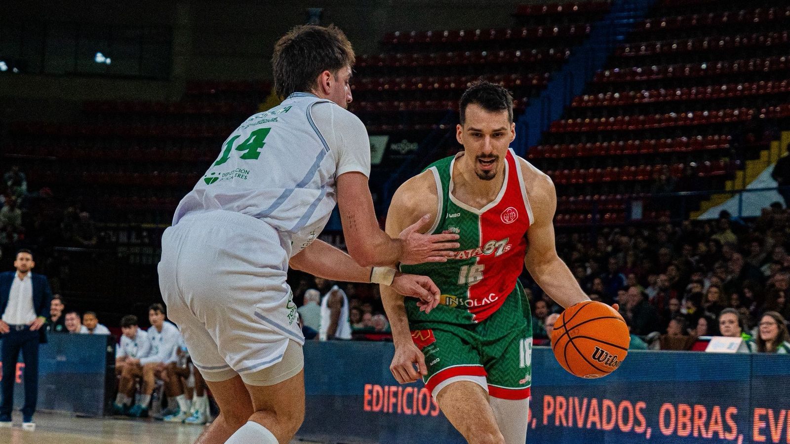 Dedovic intenta avanzar defendido por Mazaira.