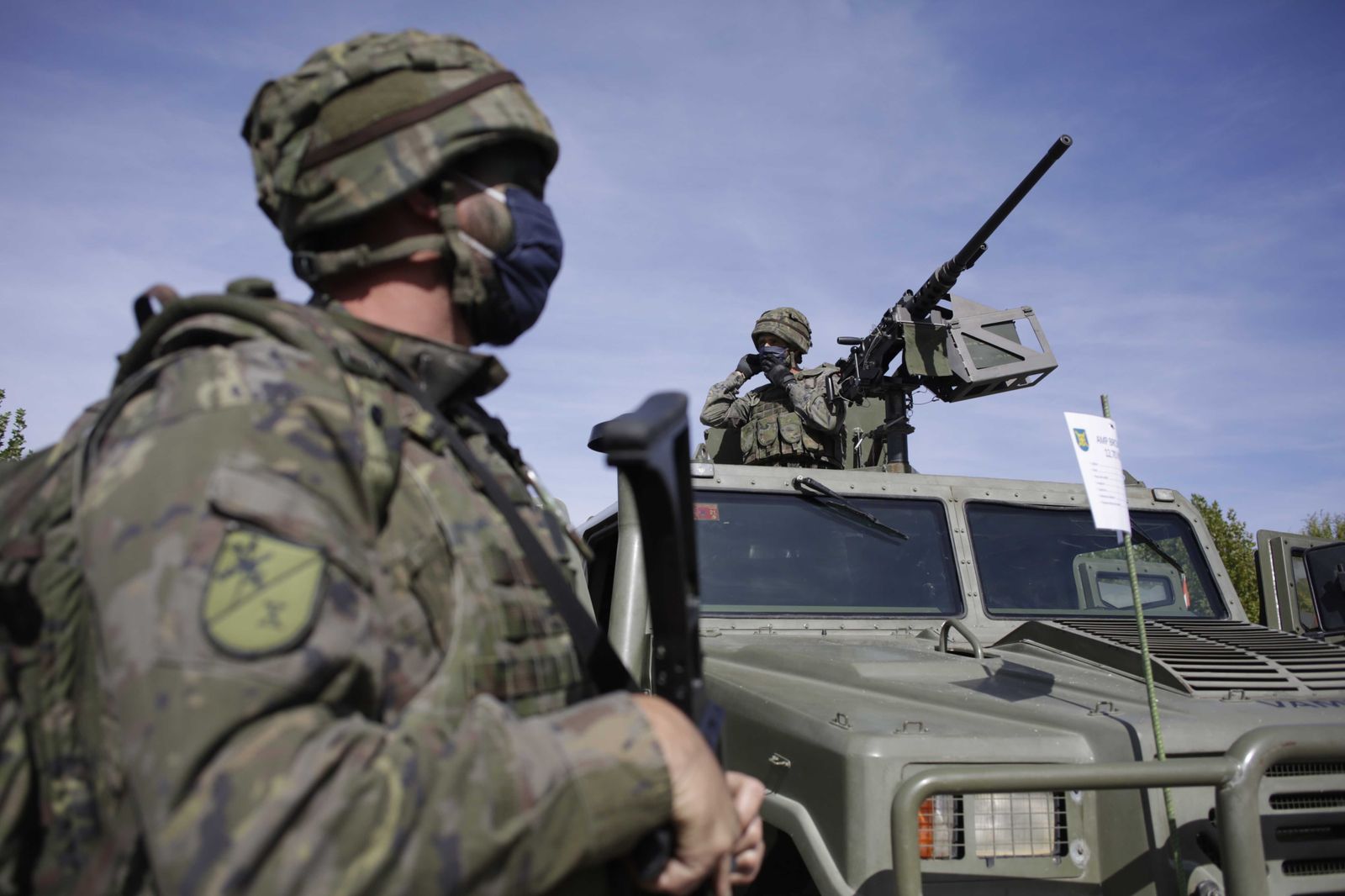 Fotos de la visita de Juanma Moreno a la Legión en Ronda