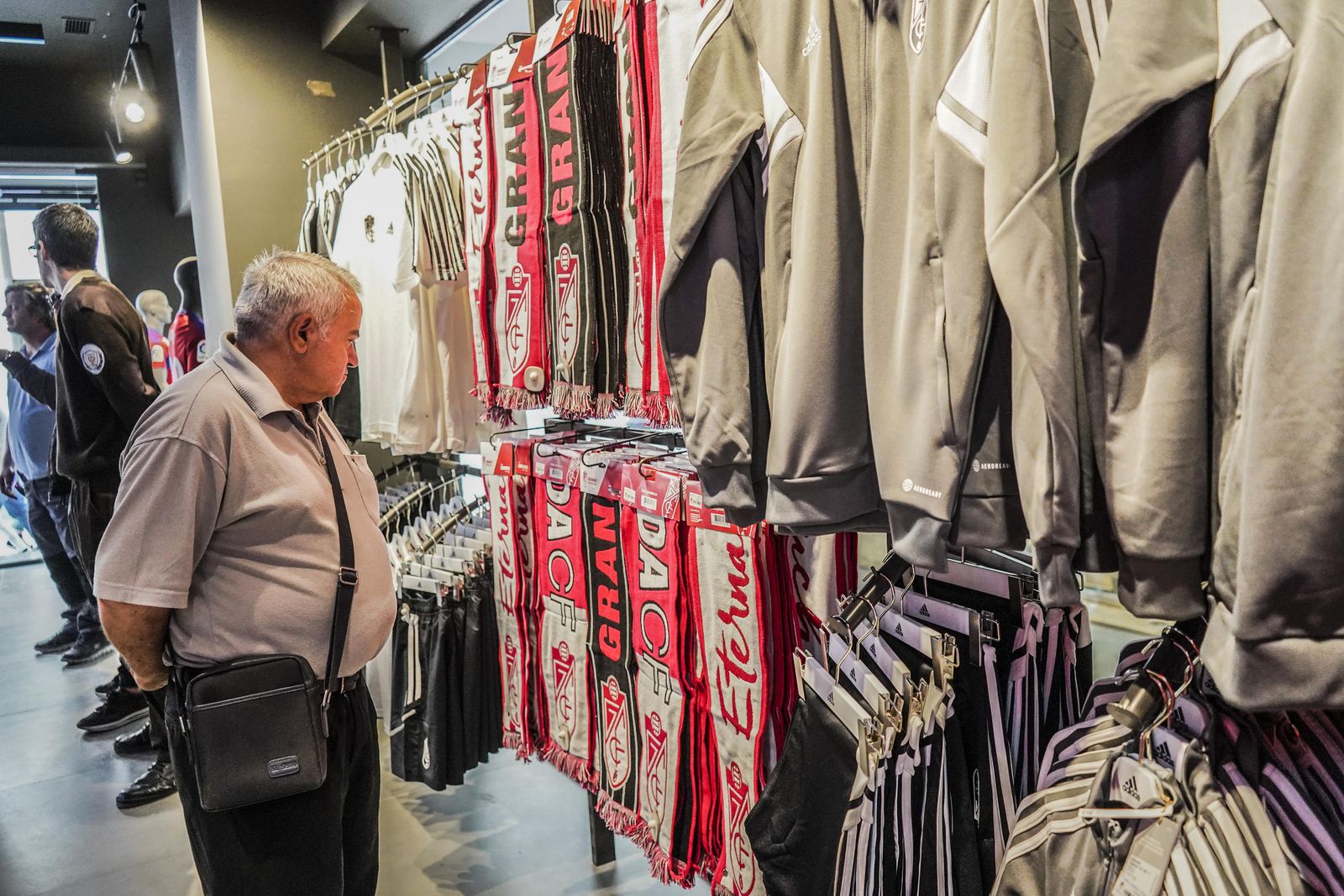 Conoce la nueva tienda del Granada en el centro