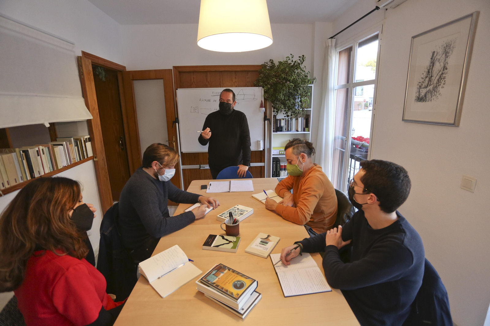 El escritor y periodista Pablo Bujalance charla con uno de los grupos del taller Mundos Posibles. El escritor y periodista Pablo Bujalance charla con uno de los grupos del taller Mundos Posibles.