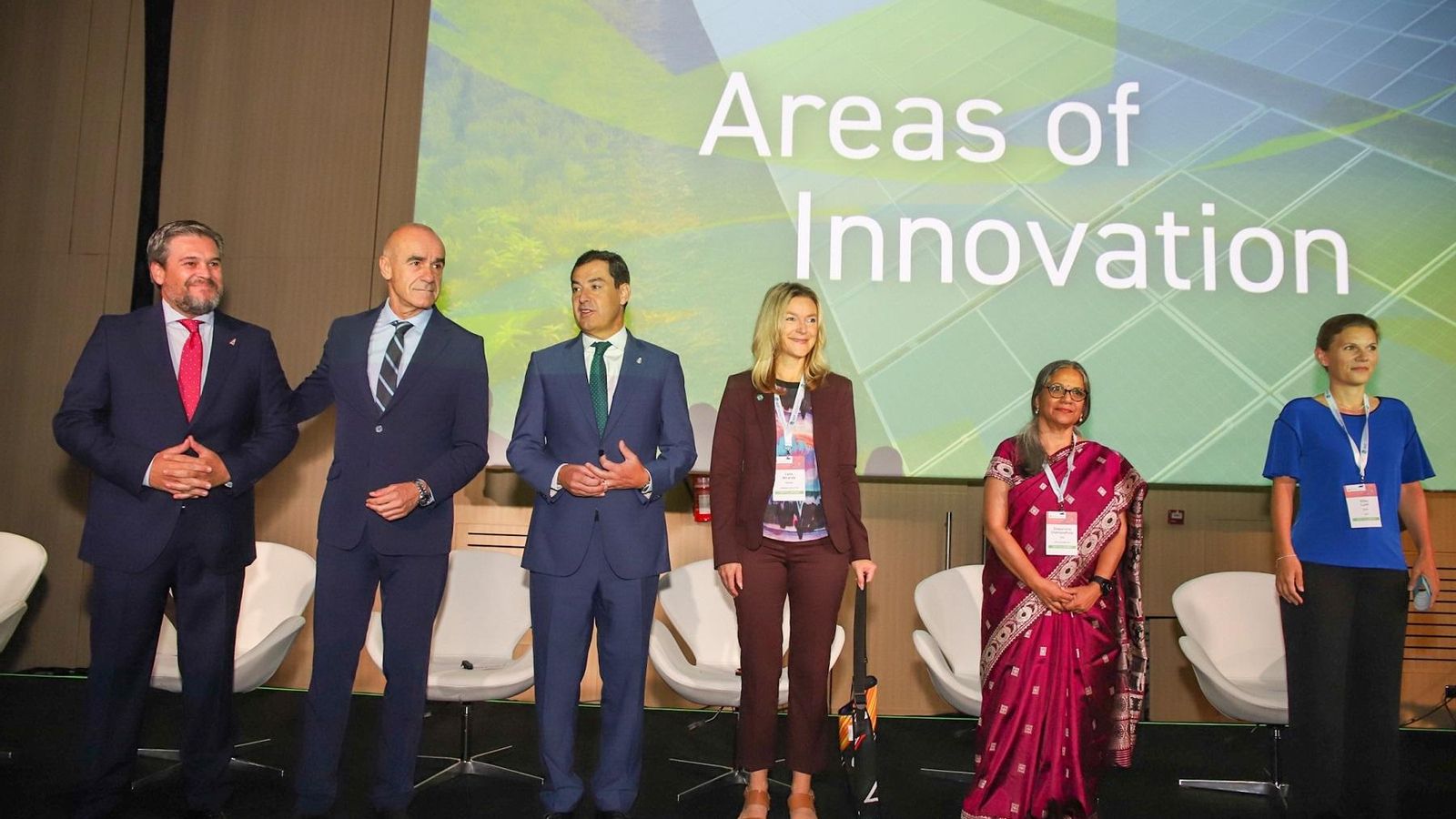 El presidente de la Junta, Juanma Moreno, y el alcalde, Antonio Muñoz, en la inauguración del IASP.