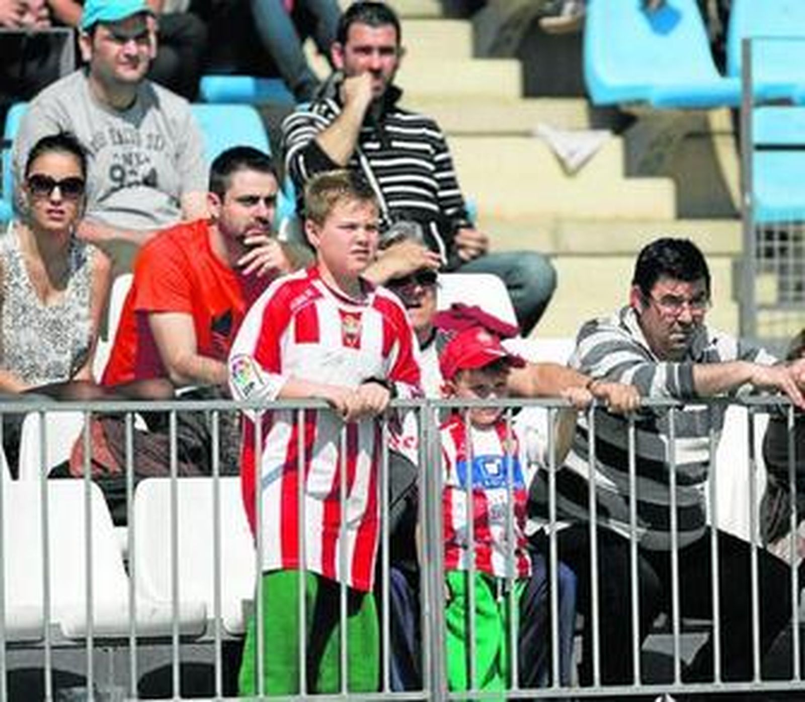 La afición se llevó un disgusto ante el Elche y espera reencontrarse con la victoria ante el Recreativo.