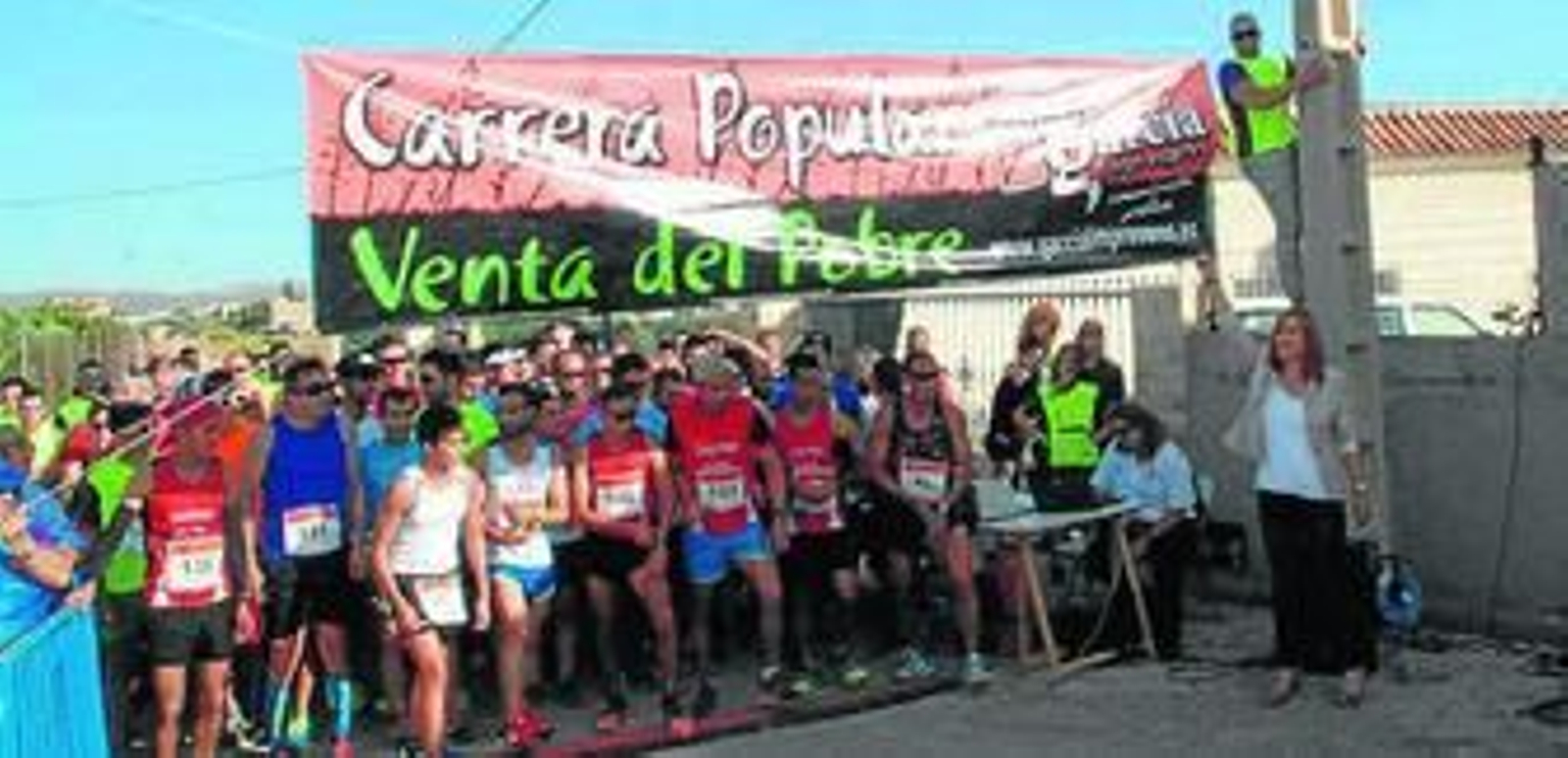 Los corredores en la línea de salida de la prueba.