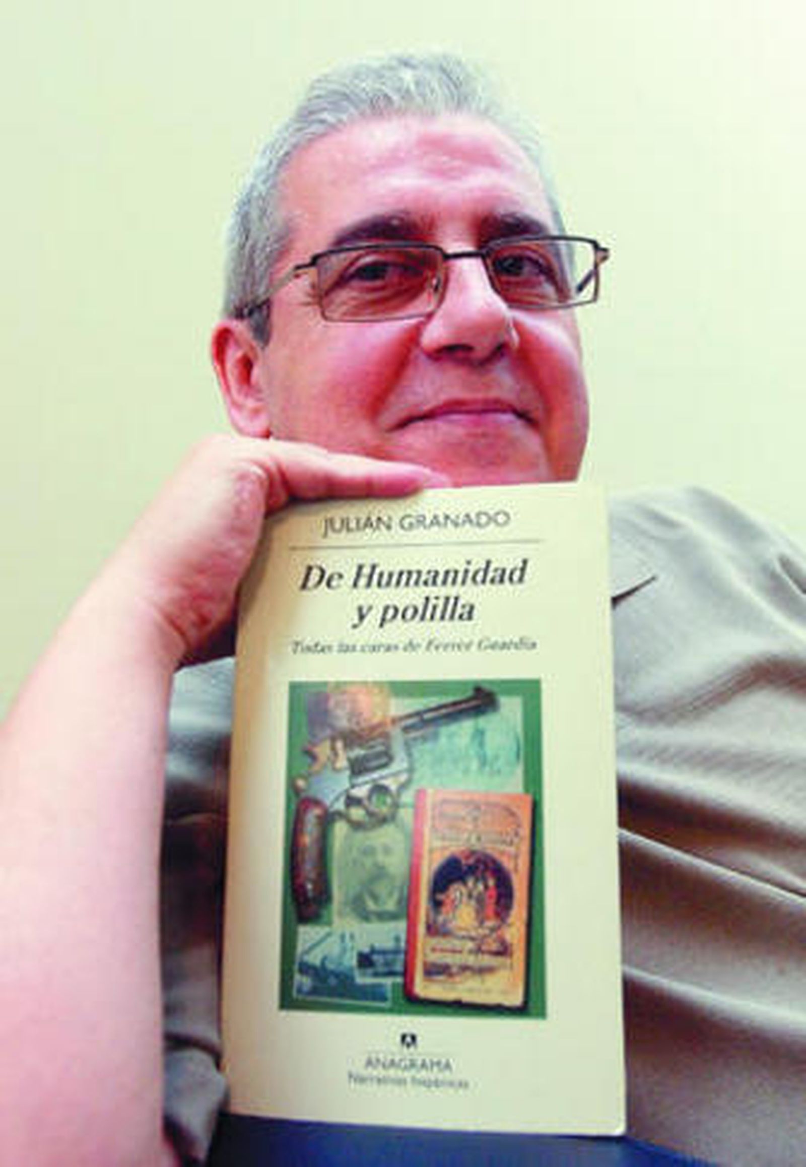 El escritor Julián Granado, con su nueva obra.