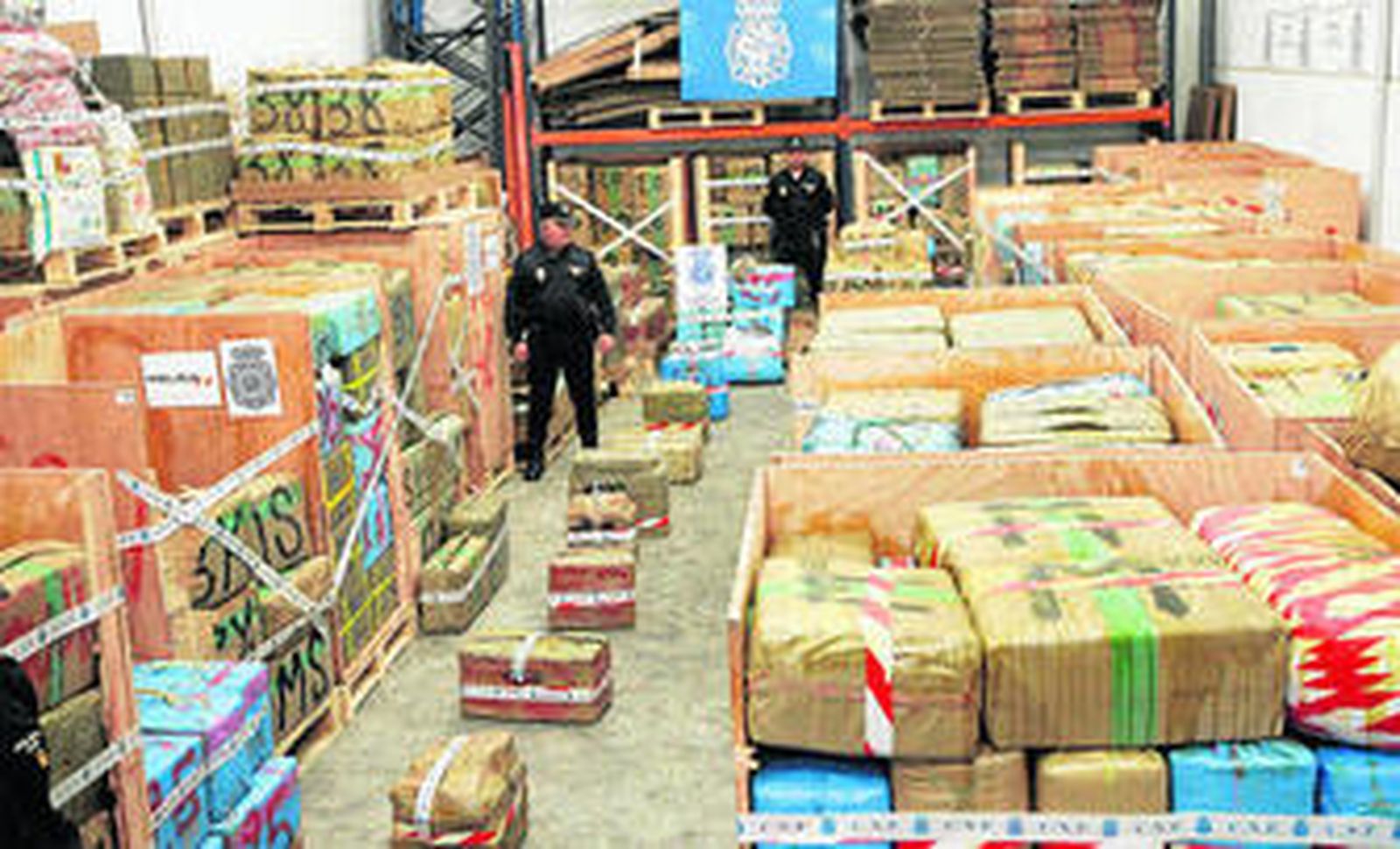 Agentes custodian las 52 toneladas de hachís interceptadas en la nave del polígono de la Torrecilla.