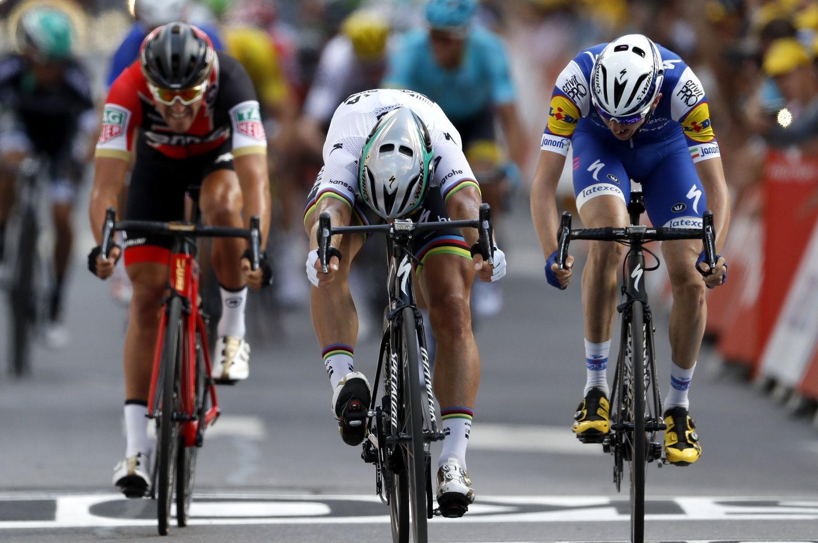 El ciclista eslovaco Peter Sagan del Bora empuja con los riñones para imponerse en la línea de meta al sprint en la tercera etapa del Tour.