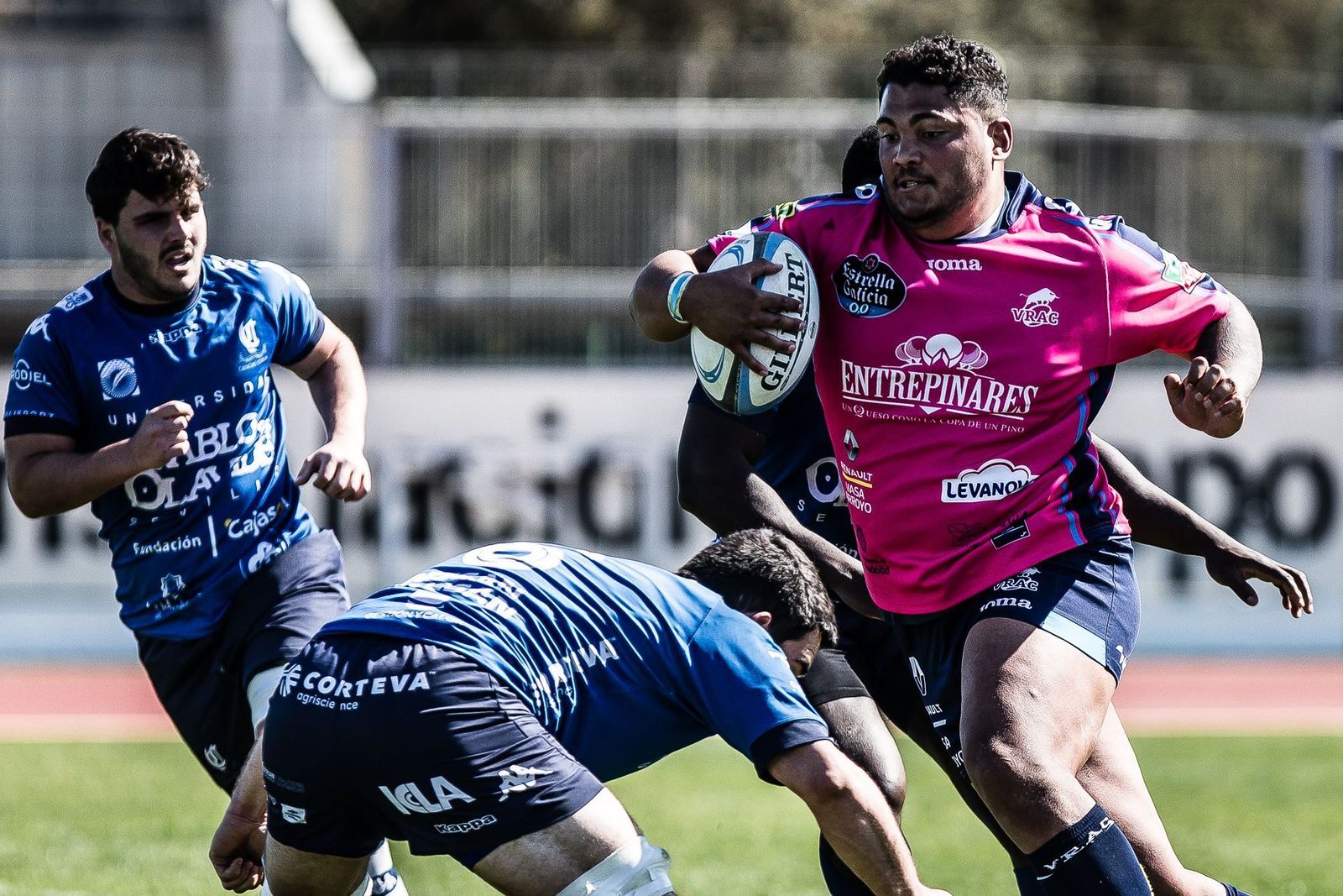 Daniel Stöhr avanza con el balón en un partido del VRAC contra el Ciencias.