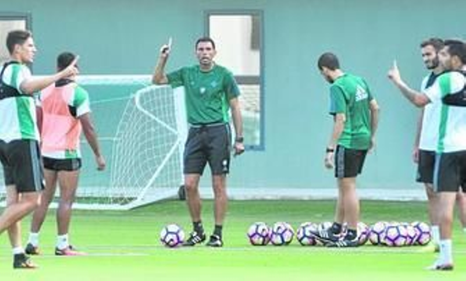Poyet, Álex Alegría y Petros levantan el dedo antes de empezar un ejercicio, durante un entrenamiento en la ciudad deportiva.