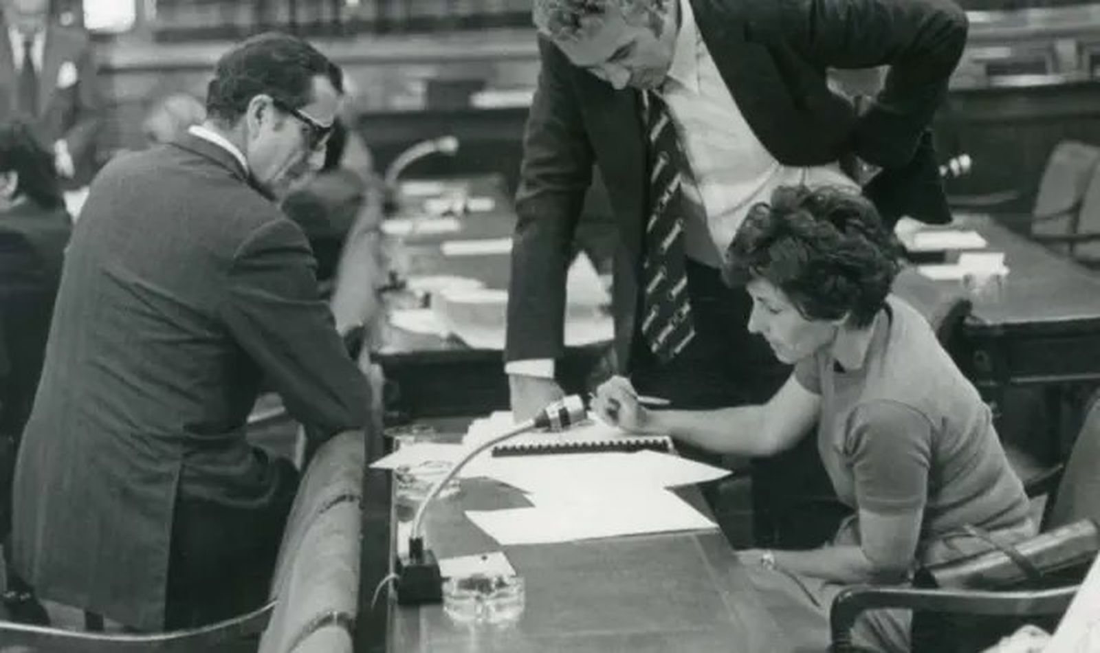 María Teresa Revilla, diuptada de UCD, fue la única mujer en firmar la Constitución