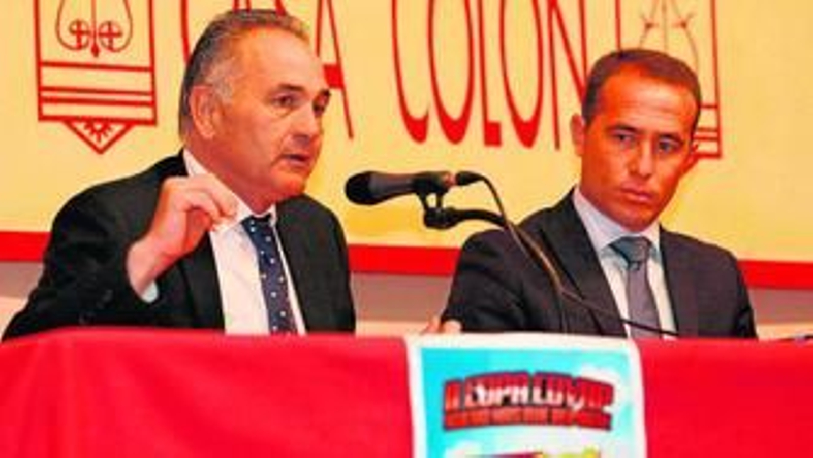 Rafael Gordillo (izq.), en la Casa Colón de Huelva durante la presentación de la Copa Covap.