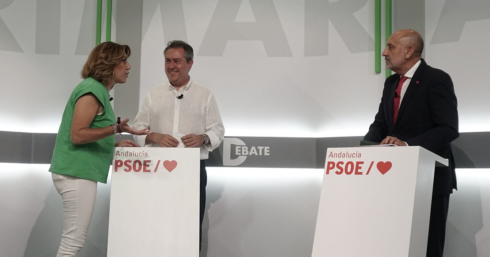 Luis Ángel Hierro, a la derecha, durante el debate de las primarias de 2021 que le enfrentó con Susana Díaz y Juan Espadas.