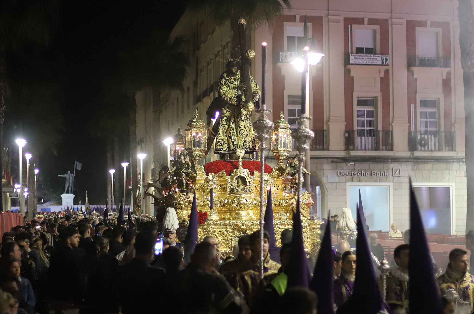 La Hermandad El Nazareno en la madrugá de la Semana Santa de Huelva 2023, en imágenes