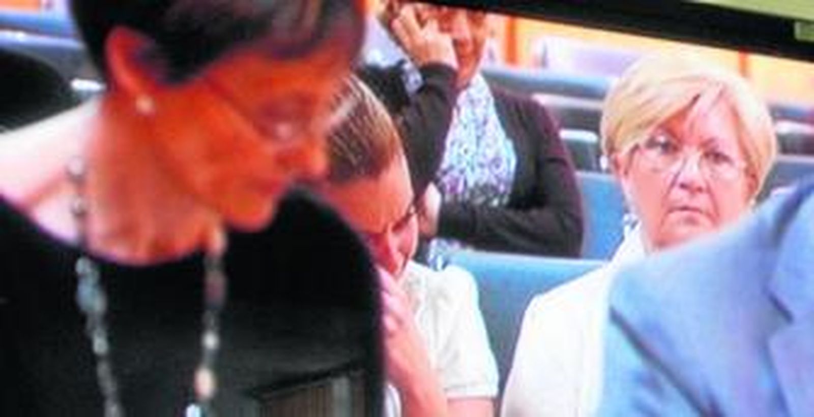 Campanario, junto a su madre (d), llora mientras declara una forense.