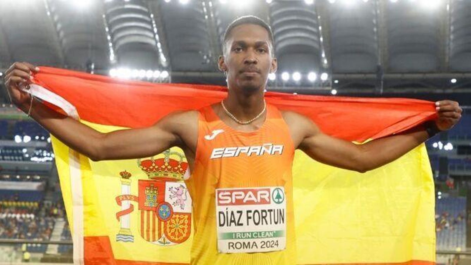 Jordan Díaz posa con la bandera de España tras su medalla de oro en el Europeo.