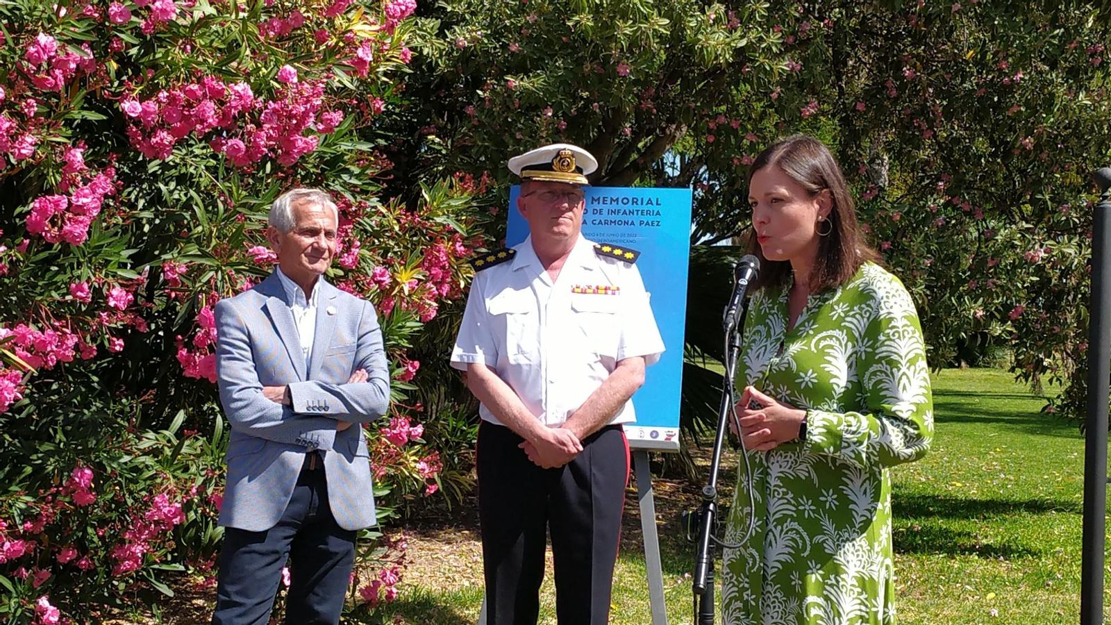 La alcaldesa, Patricia Cavada, junto al coronel Francisco José Lorenzo y al presidente del club Carmona Páez, Enrique Pérez Traverso.