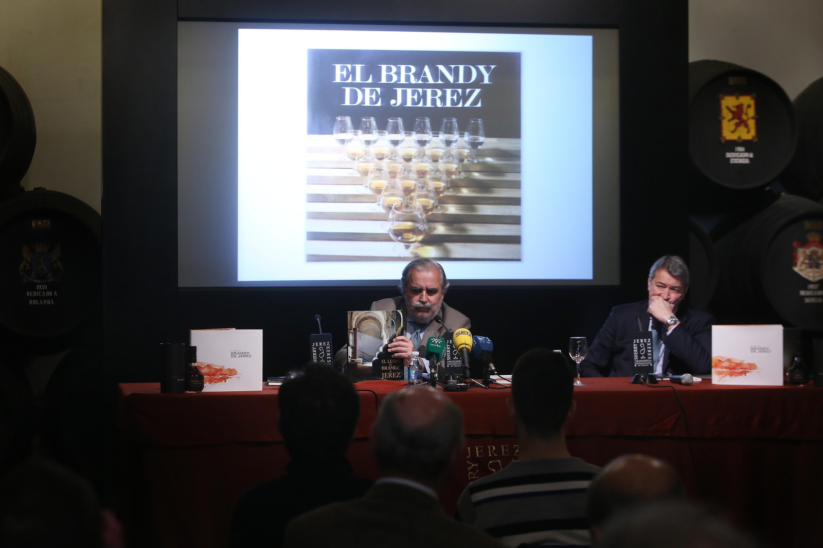 Evaristo Babé y César Saldaña, durante la presentación de 'El libro del Brandy de Jerez'. Evaristo Babé y César Saldaña, durante la presentación de 'El libro del Brandy de Jerez'.