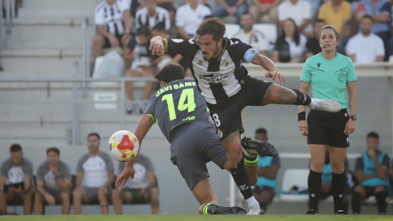 Lanzini disputa el balón con Gámez en presencia de la árbitra.