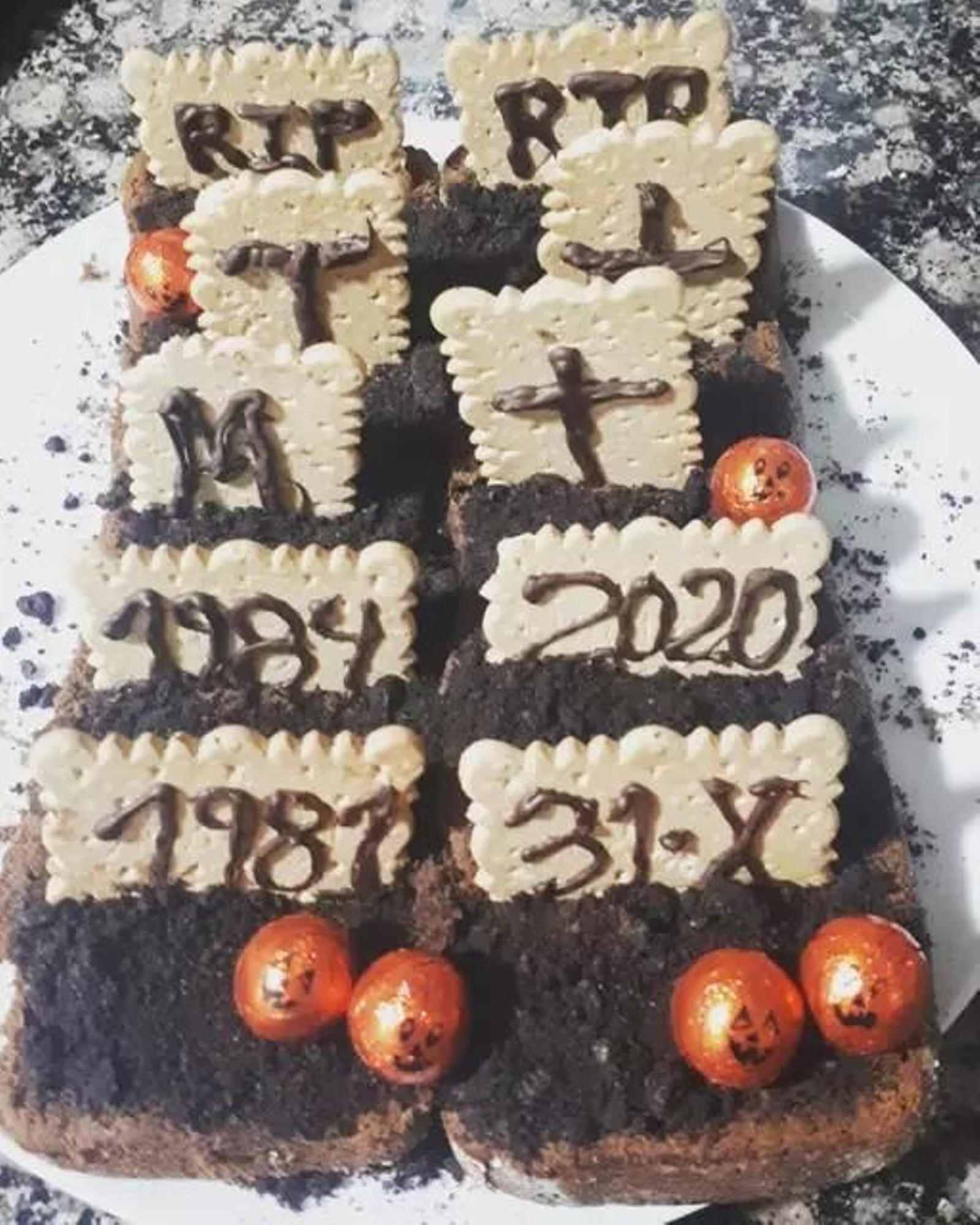 Tarta cementerio con brownie