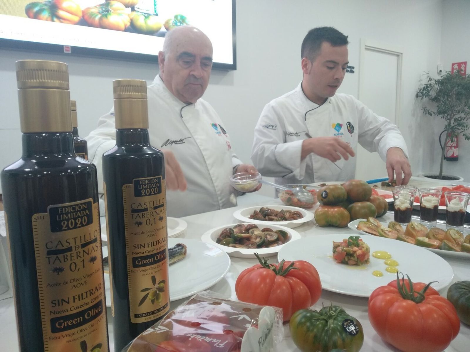 Tomate de CASI y aceite de Castillo de Tabernas para elaborar recetas saludables