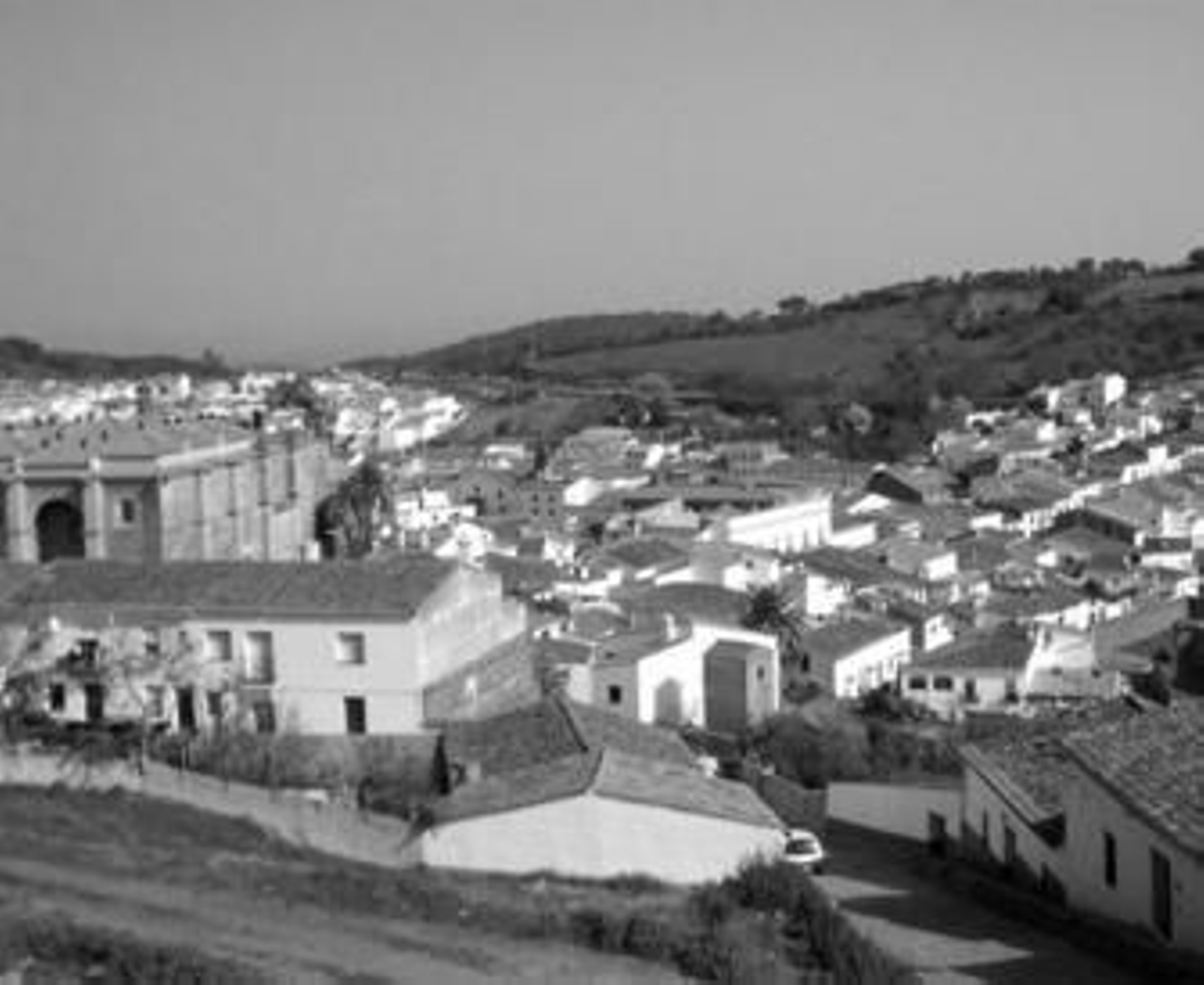 Vista de Aracena con la Nacional 433 de Sevilla a Lisboa al fondo.