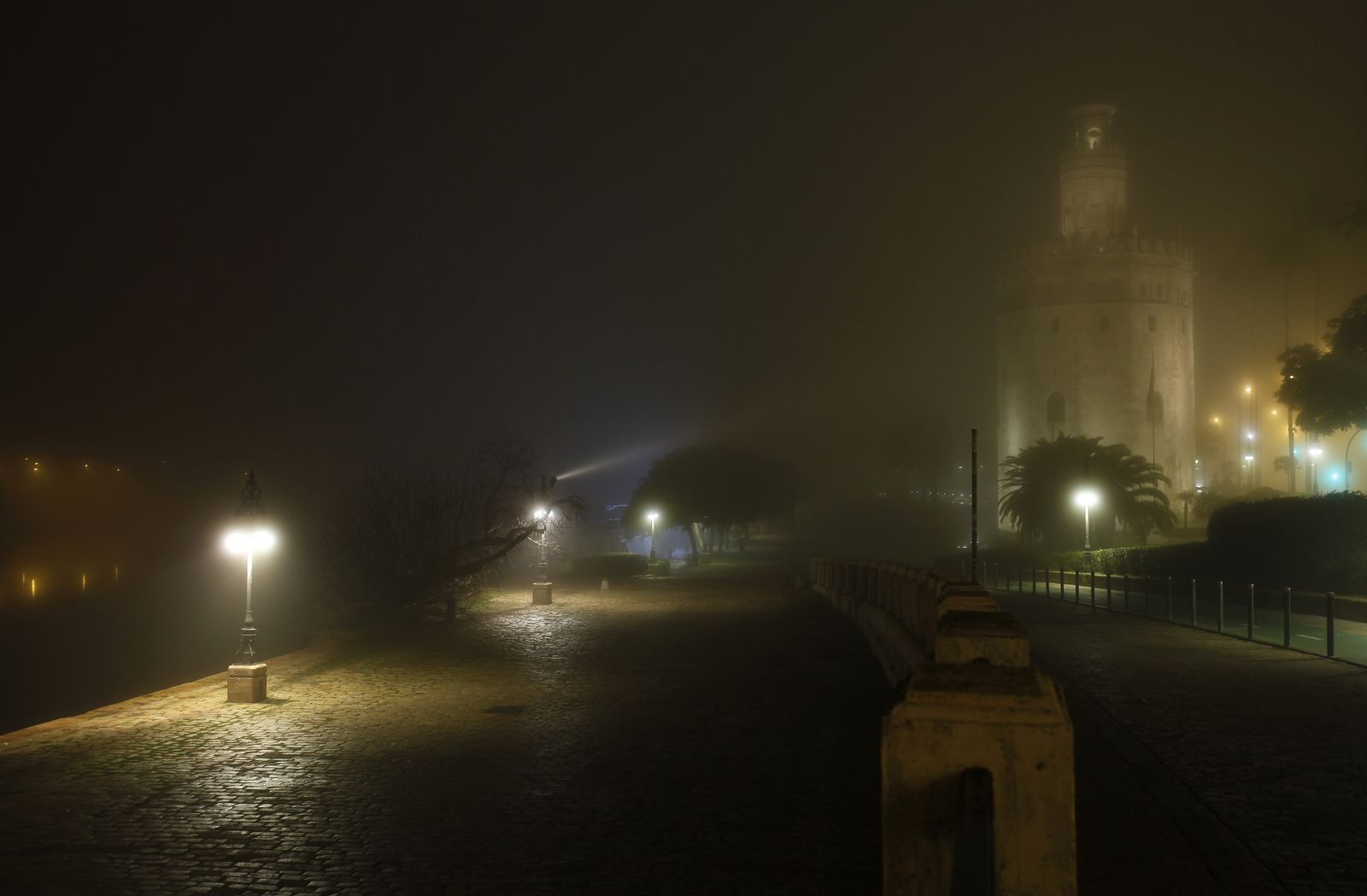 La niebla envuelve la noche sevillana