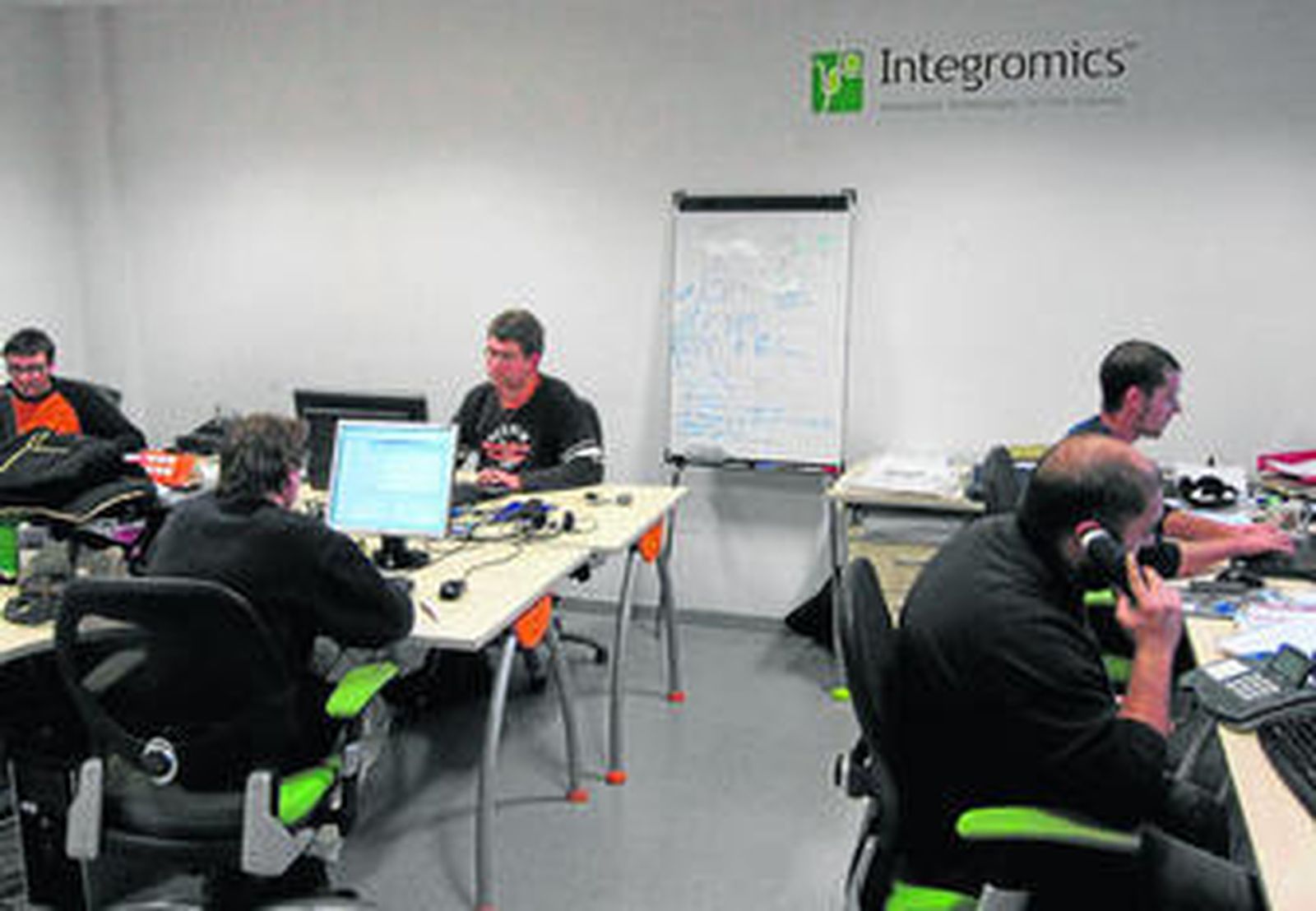 Plantilla de Integromics, en la sede de la firma en el Parque Tecnológico de Ciencias de la Salud (PTS) de Granada.