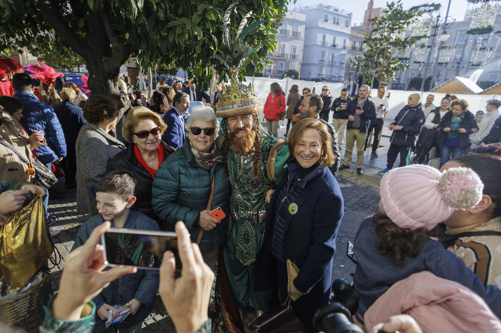 Imágenes de los Reyes Magos recorriendo Cádiz el 5 de enero: visitas al hospital, la residencia Fragela, la Fundación Casjasol y la Guardia Civil