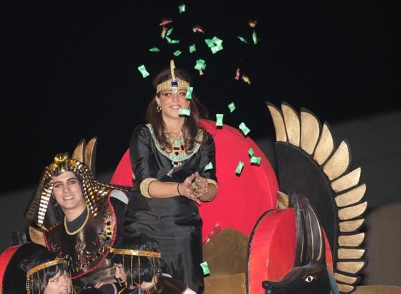 Protagonistas de la carroza de Egipto lanzan caramelos.

Foto: Belén Vargas