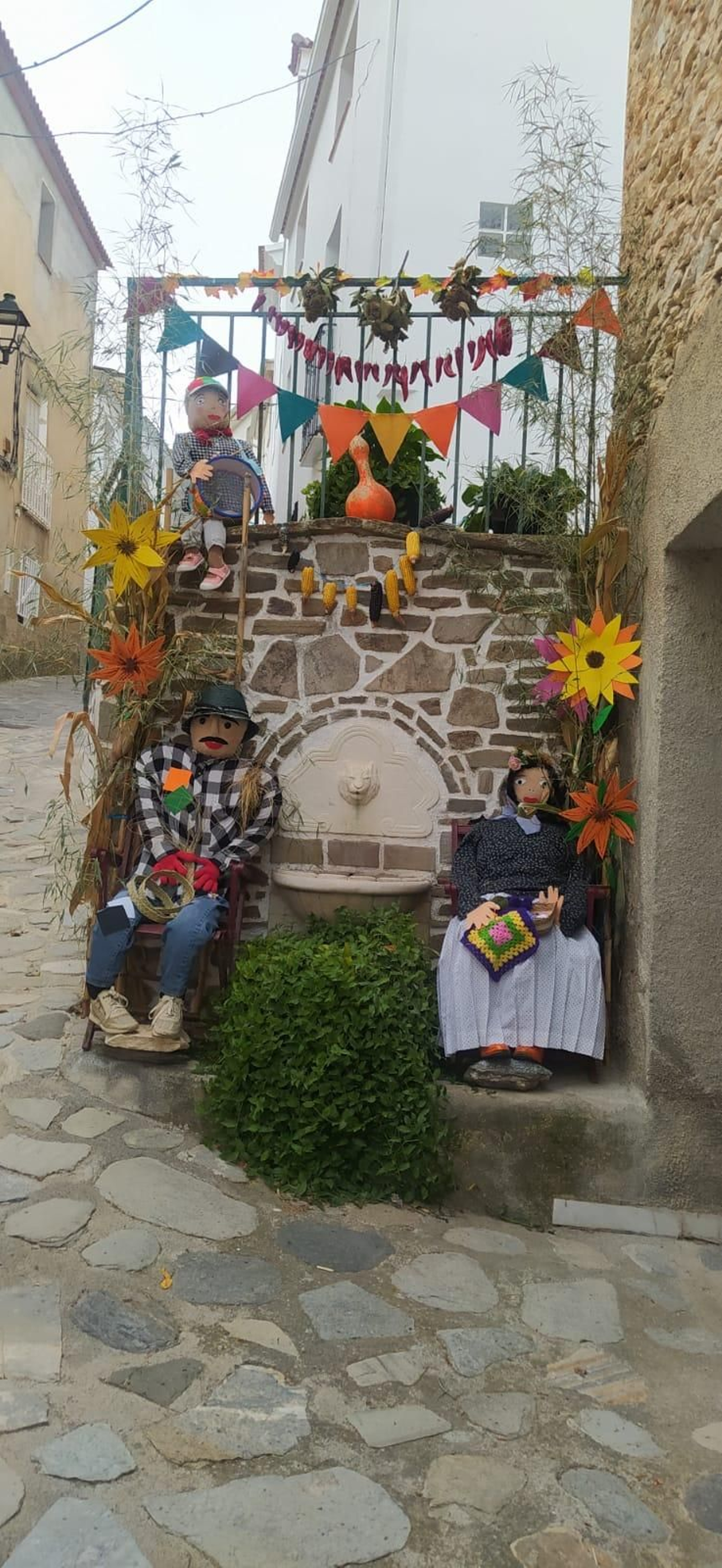 Los 40 vecinos de paja, trapo y cartón de Bacares, en fotos