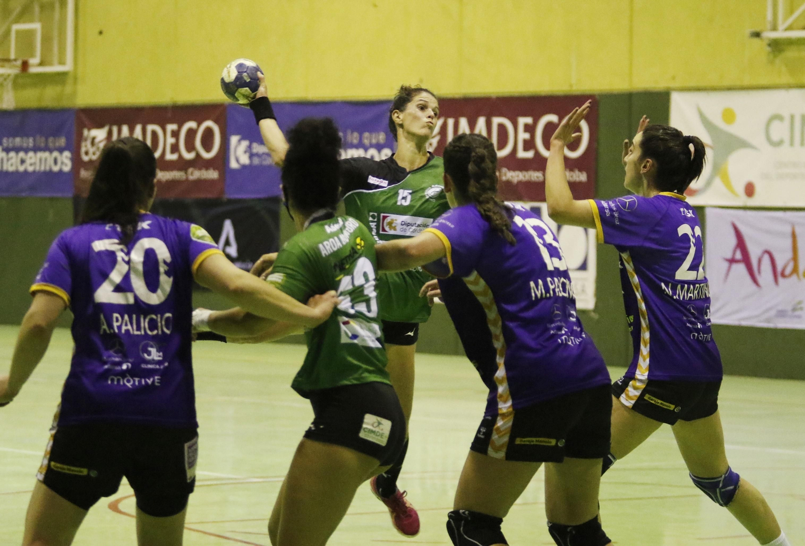 Agus López, la mejor del Adesal en Gijón, intenta lanzar ante la defensa asturiana.