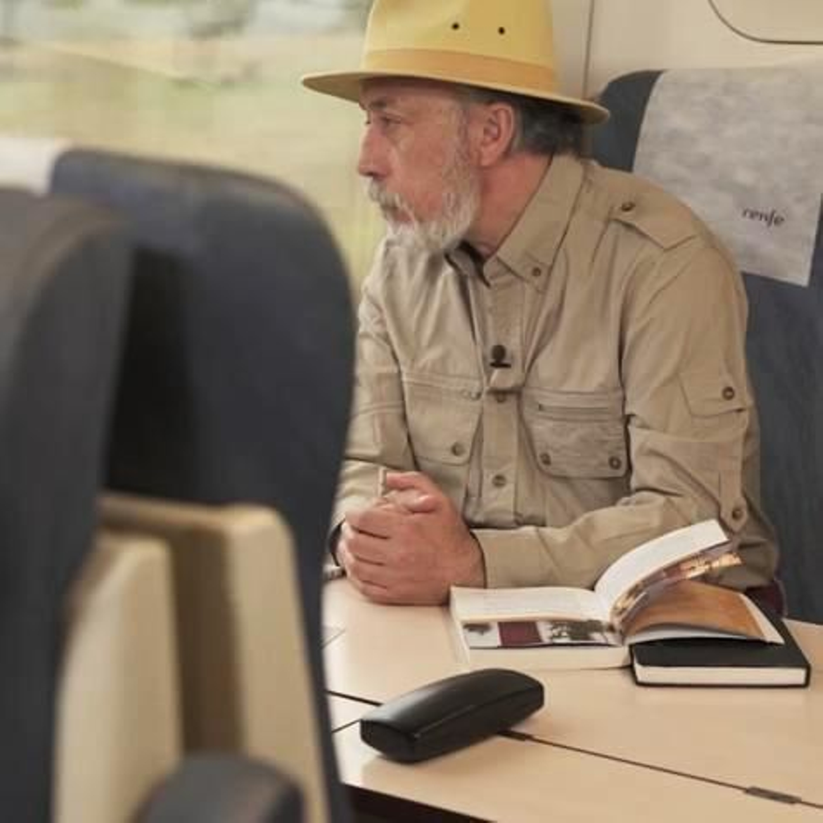 El explorador Antonio Salazar, con ropa de la firma portuense.
