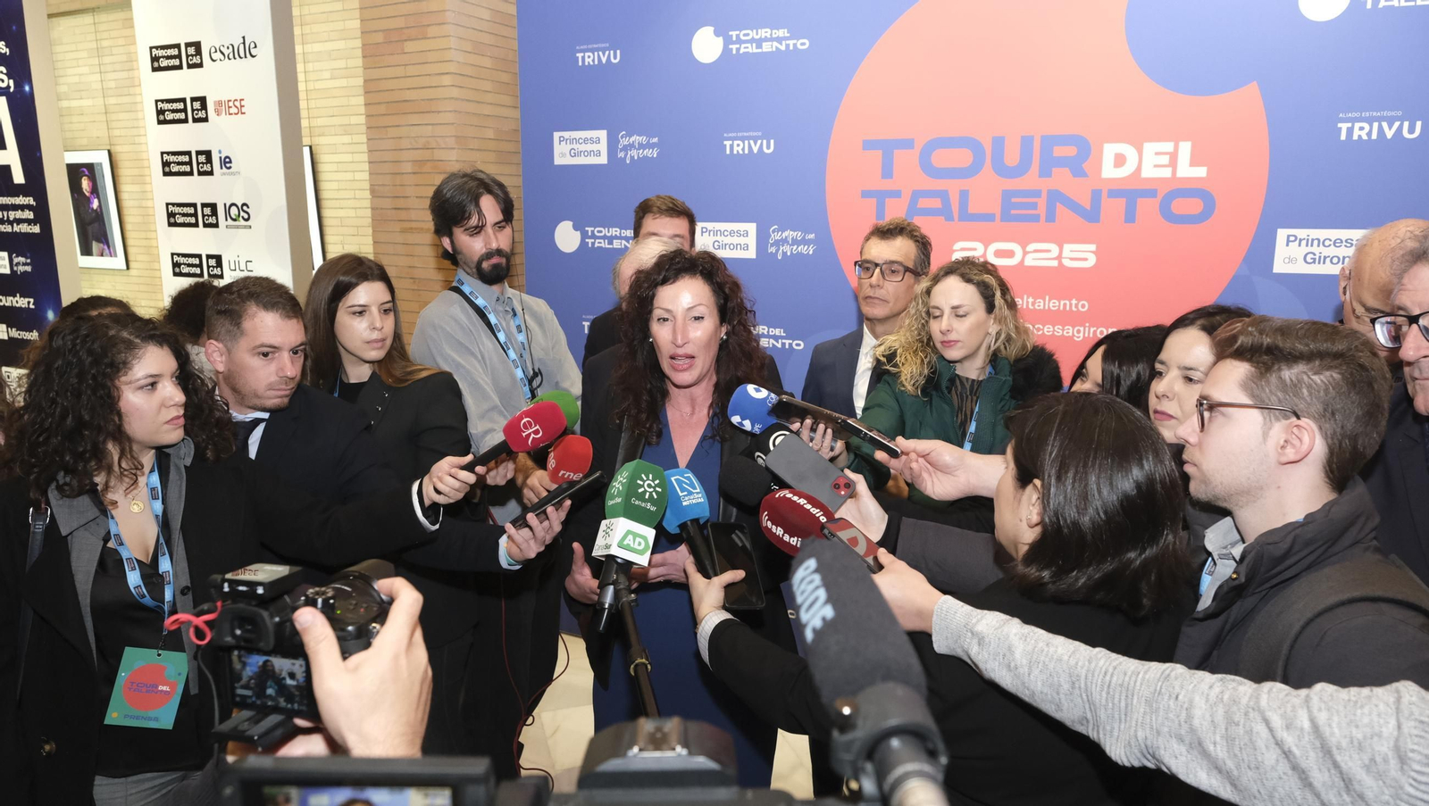 Imágenes de la Reina Letizia en el Tour del Talento en Almería