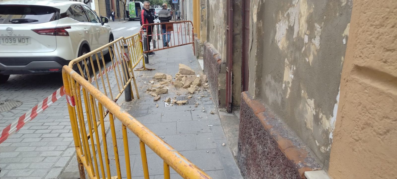 Los cascotes llevan ya varios días sobre un tramo de la acera de la calle Larga.