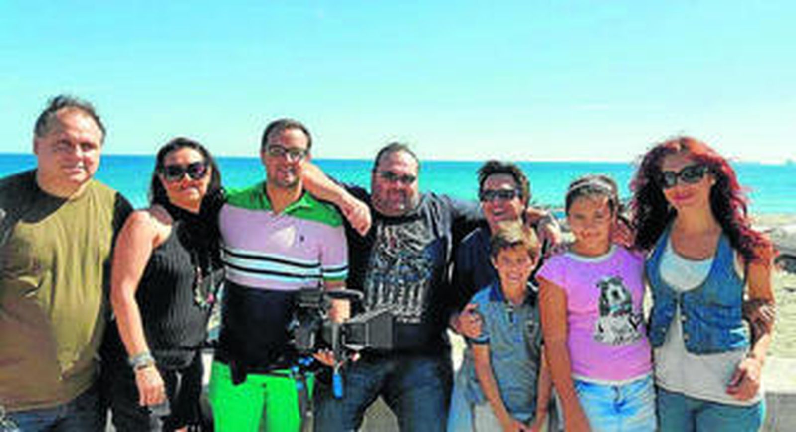 Miguel Becera y Rody Aragón, con gafas de sol en el centro del grupo en La Línea.