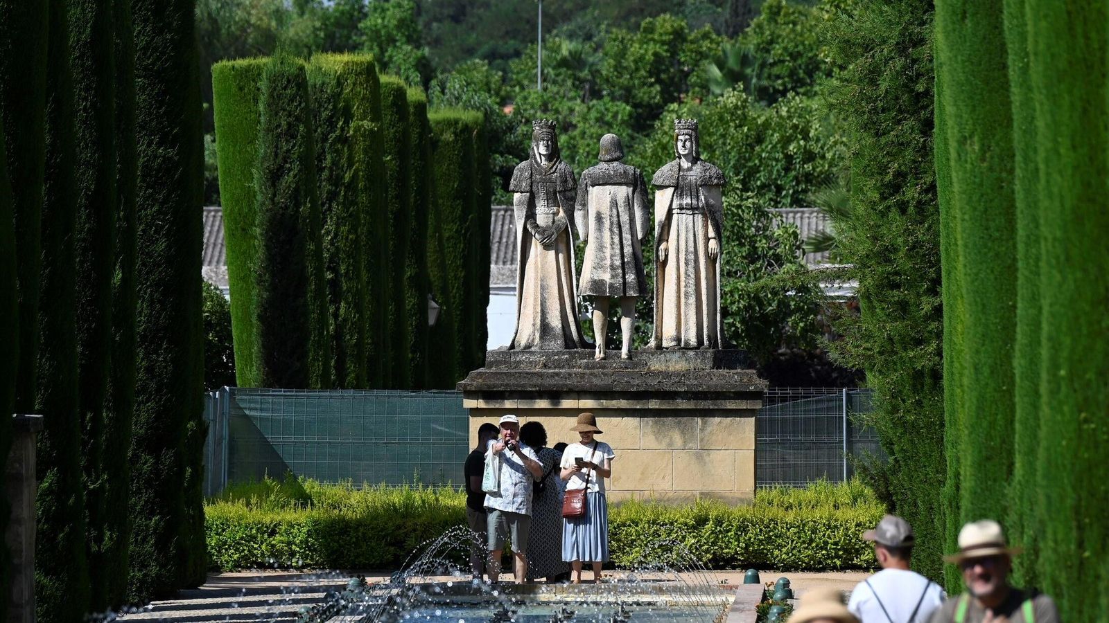 Monumento a los Reyes Católicos y Cristóbal Colón en los Jardines del Alcázar de los Reyes Cristianos