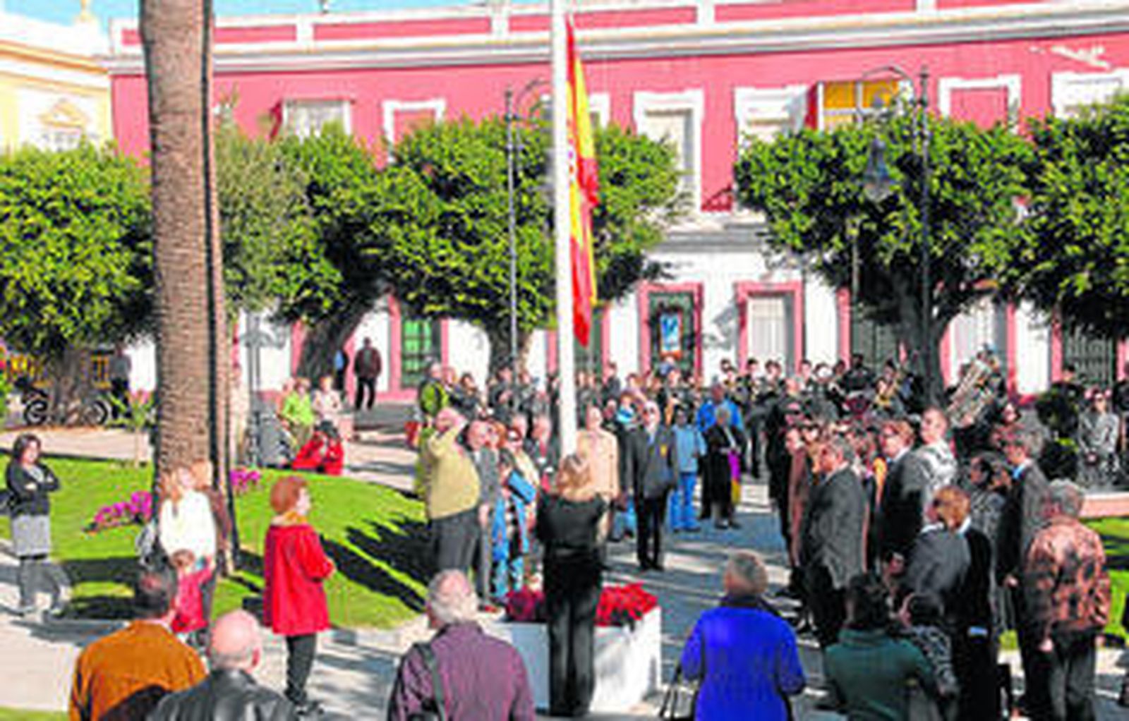 Momento del izado de la bandera española en la Alameda.