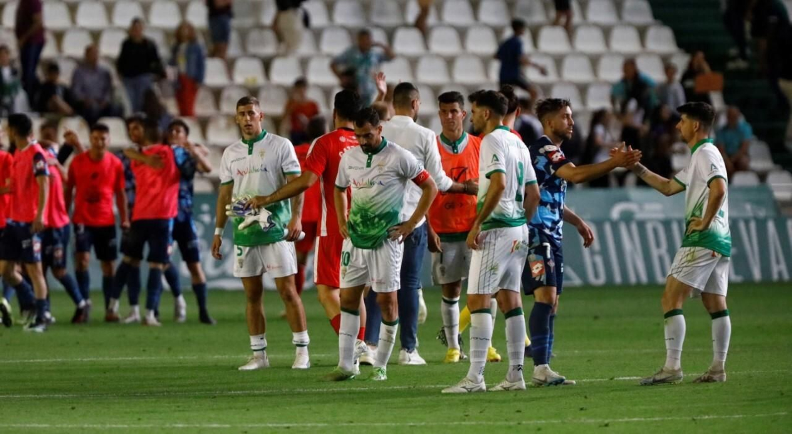 Jugadores del Córdoba, cabizbajos tras la derrota del miércoles con el Racing de Ferrol