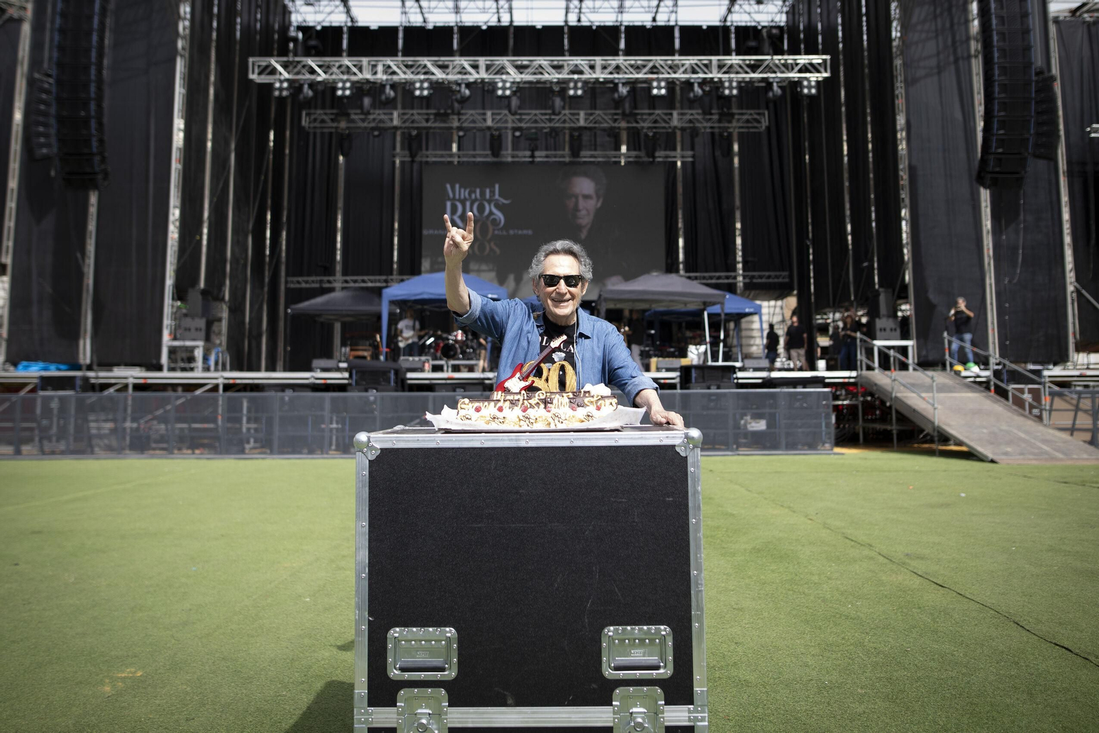 Miguel Ríos sopla las velas de su 80 cumpleaños con un "pensamiento obligado de agradecimiento" a Granada