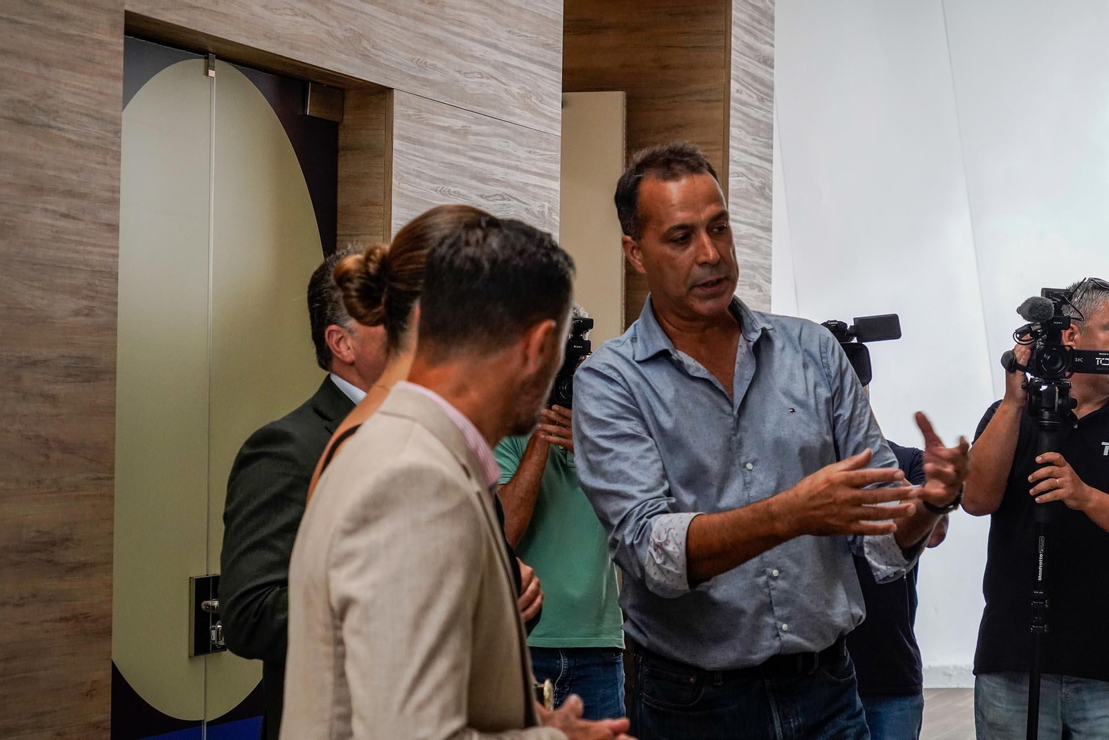 Imágenes de la visita guiada para dar a conocer las reformas realizadas en el Muelle de las Carabelas y su entorno