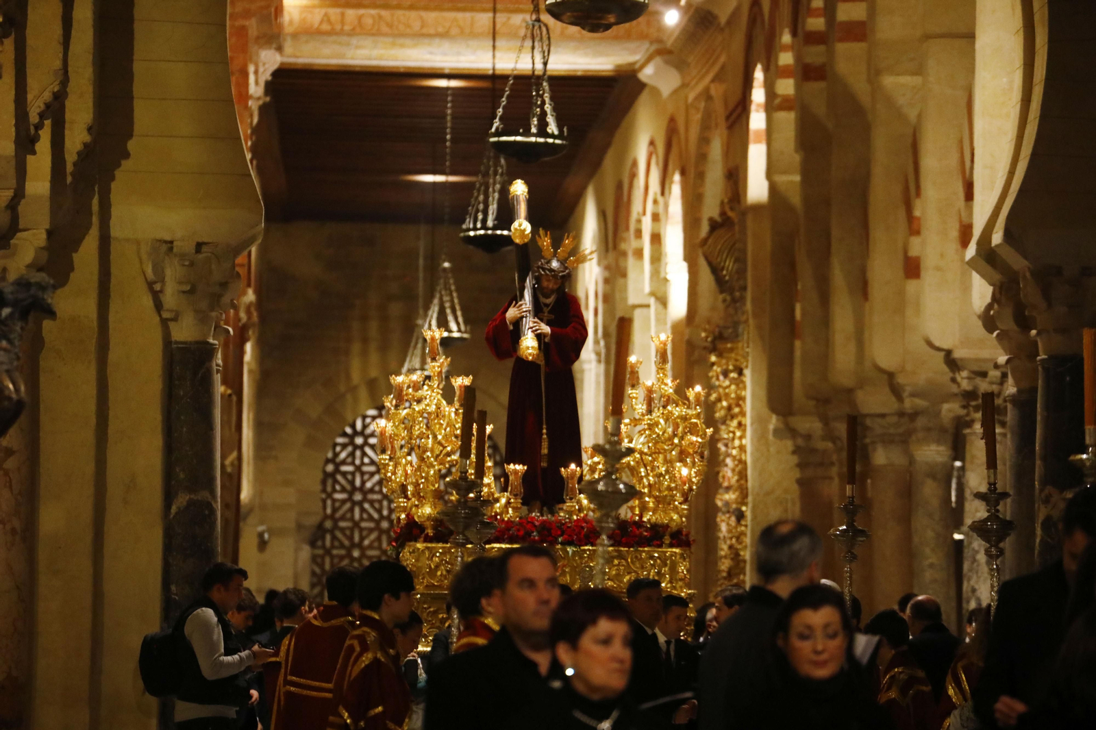 El vía crucis de la Agrupación de Cofradías de Córdoba, en imágenes