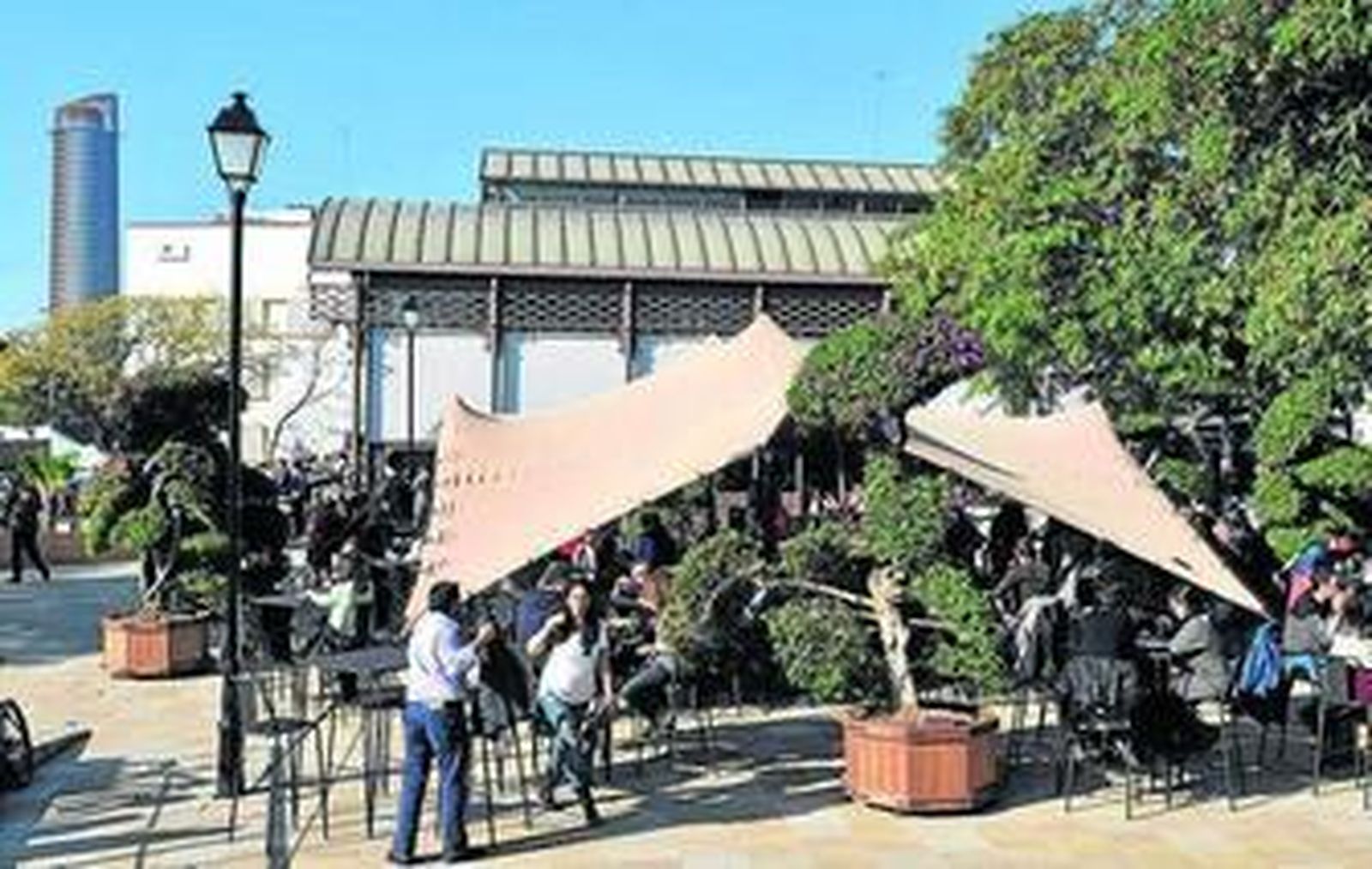 Una de las terrazas de veladores de la Lonja del Barranco.