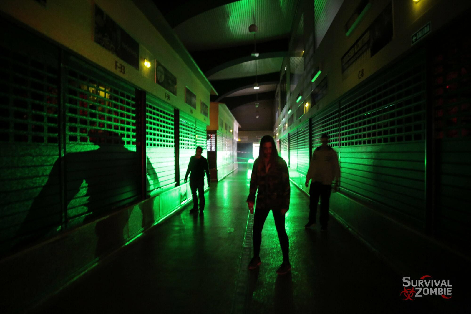 El objetivo de los participantes es pasar todas las pruebas sin ser atacados por las hordas de zombies.