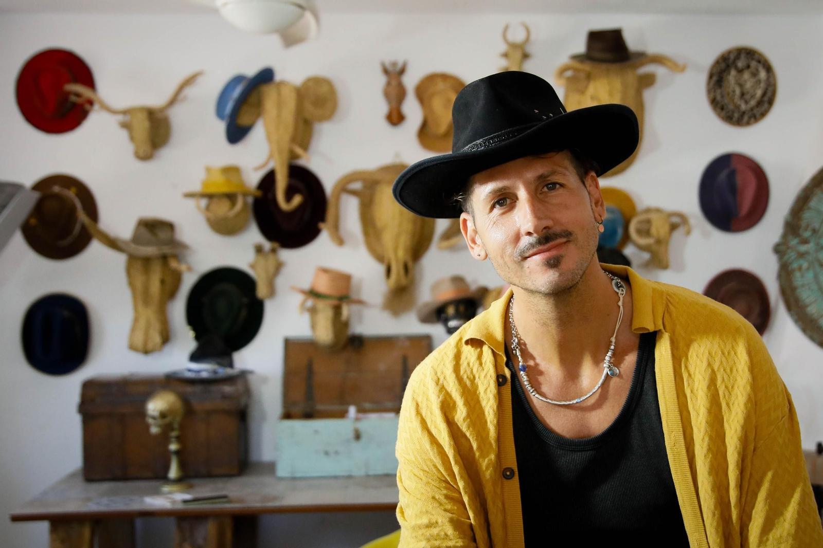 Imágenes del proceso creativo en sombreros de Alejandro Mateo