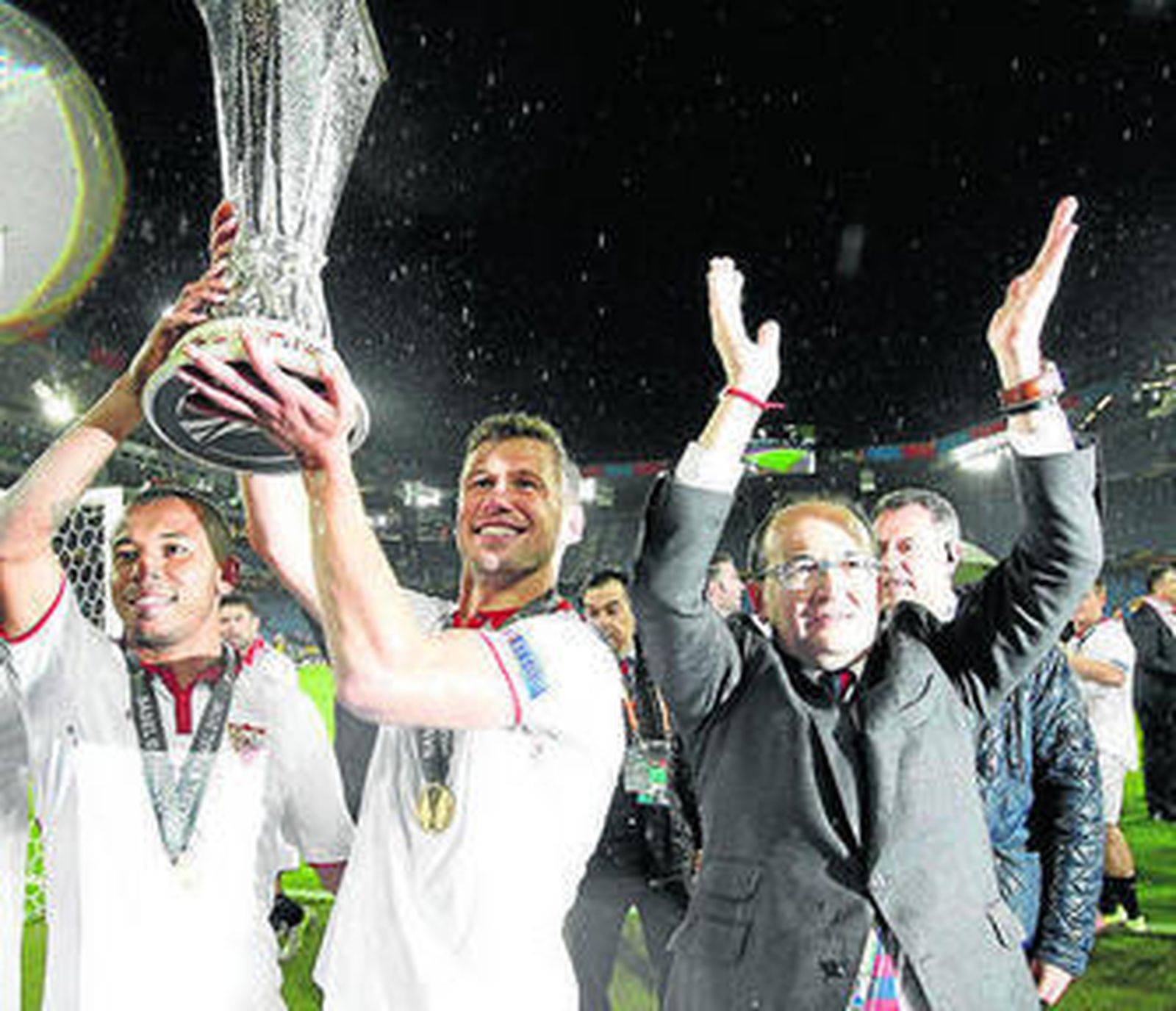 Castro aplaude a la grada junto a Mariano y Krychowiak, en Basilea.