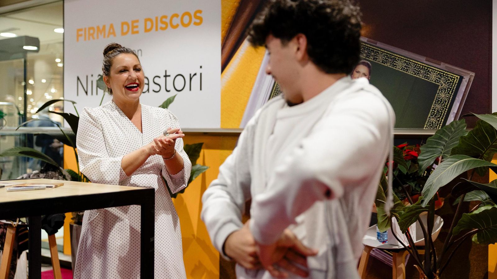 Las imágenes de la firma de discos de Niña Pastori en Cádiz