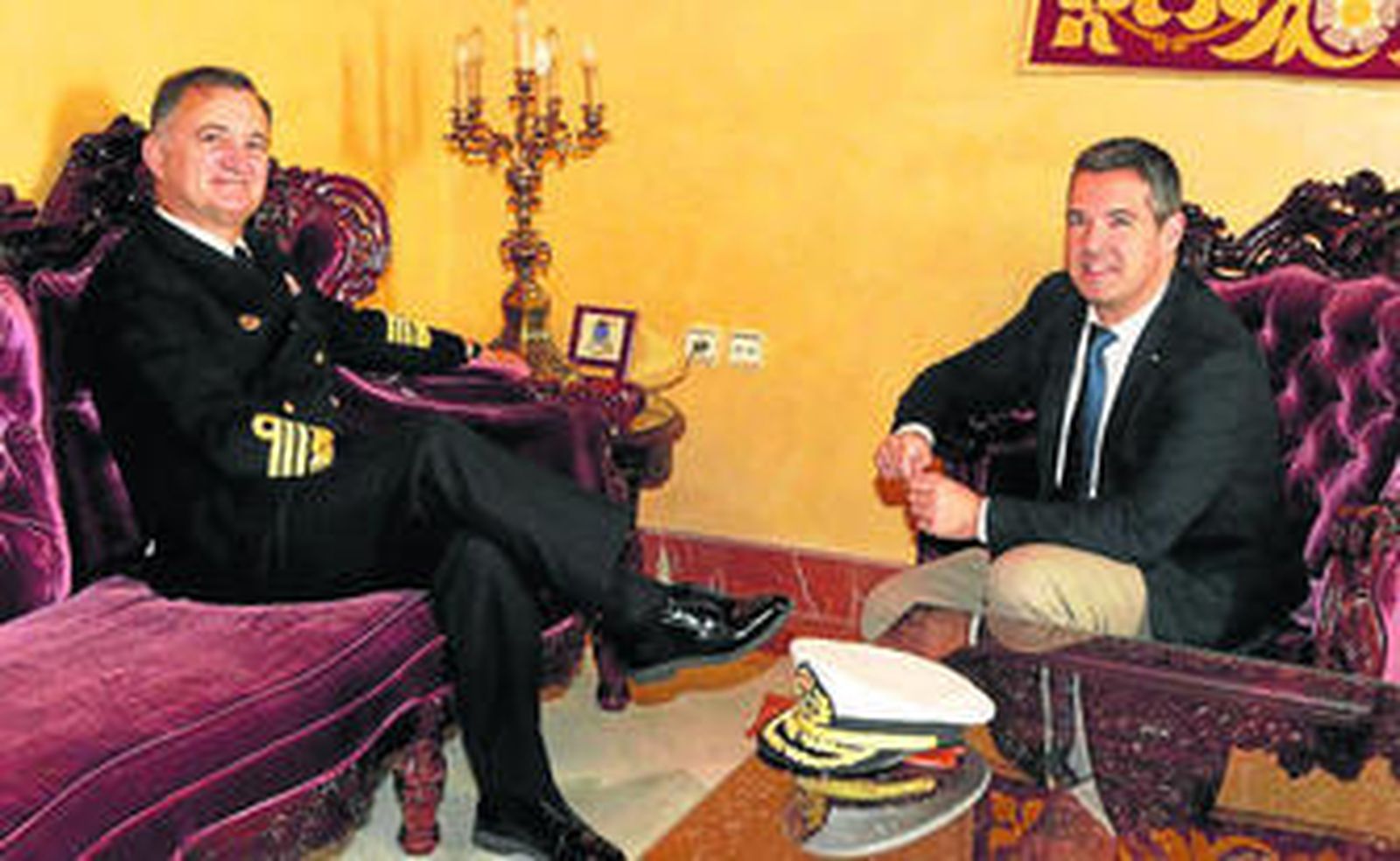 El Almirante de la Flota, Juan Rodríguez Garat, con el alcalde roteño, Javier Ruiz Arana.